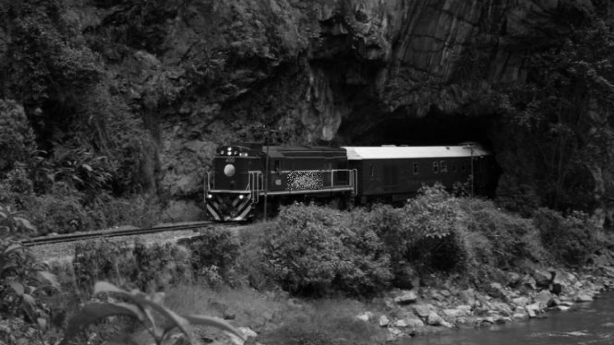 ca in filmele de comedie tunel al cailor ferate sapat in directia gresita pe o distanta de zeci de