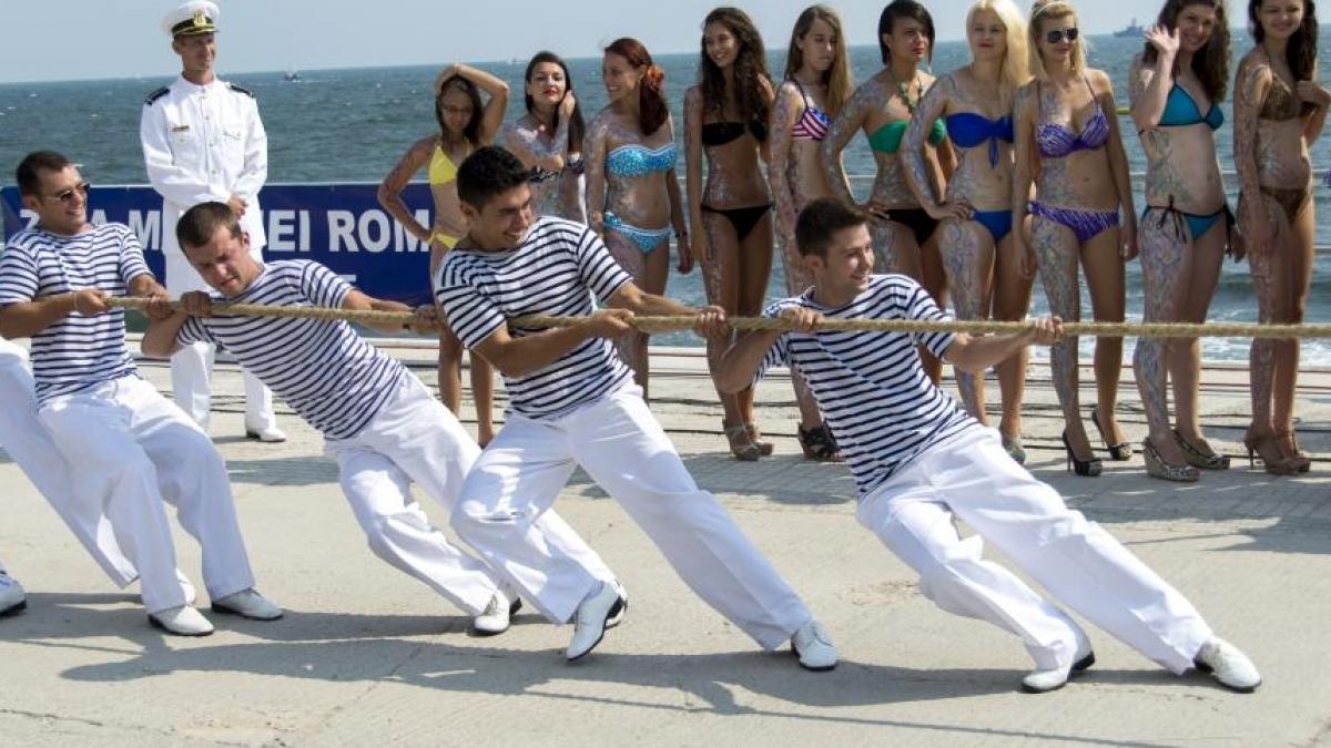 marinarii au facut spectacol de ziua lor paradele militare fanfarele si demonstratiile din largul