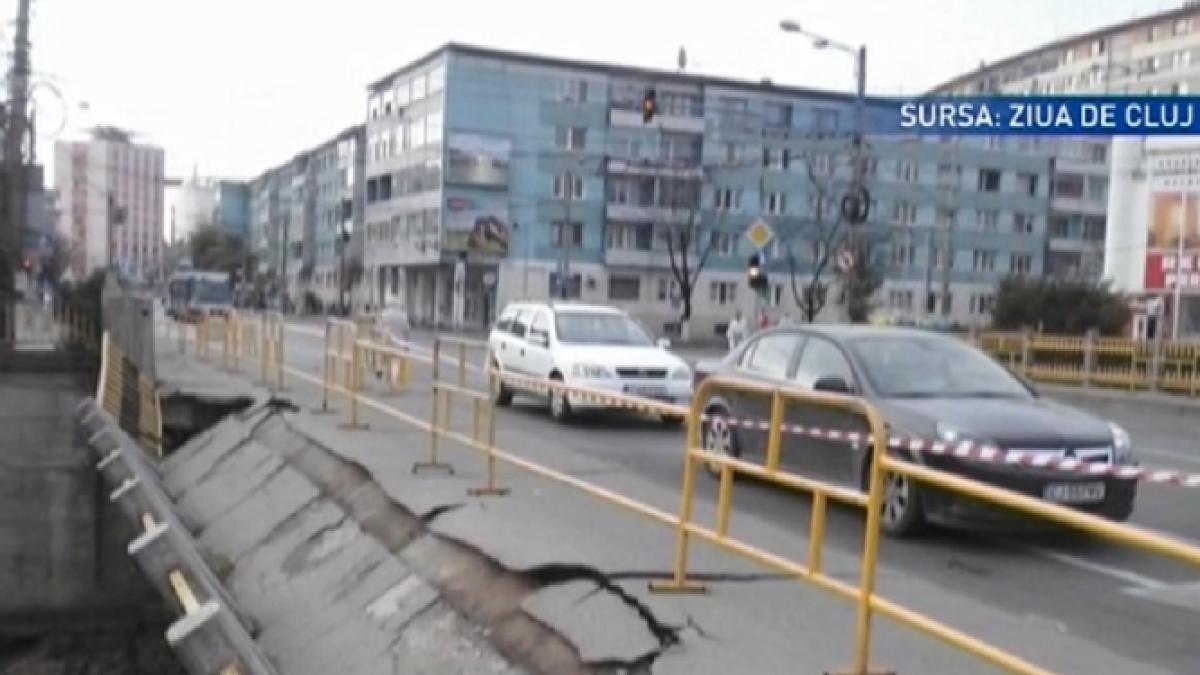 pod surpat in centrul clujului angajatii primariei dau vina pe soferii care s ar fi urcat cu