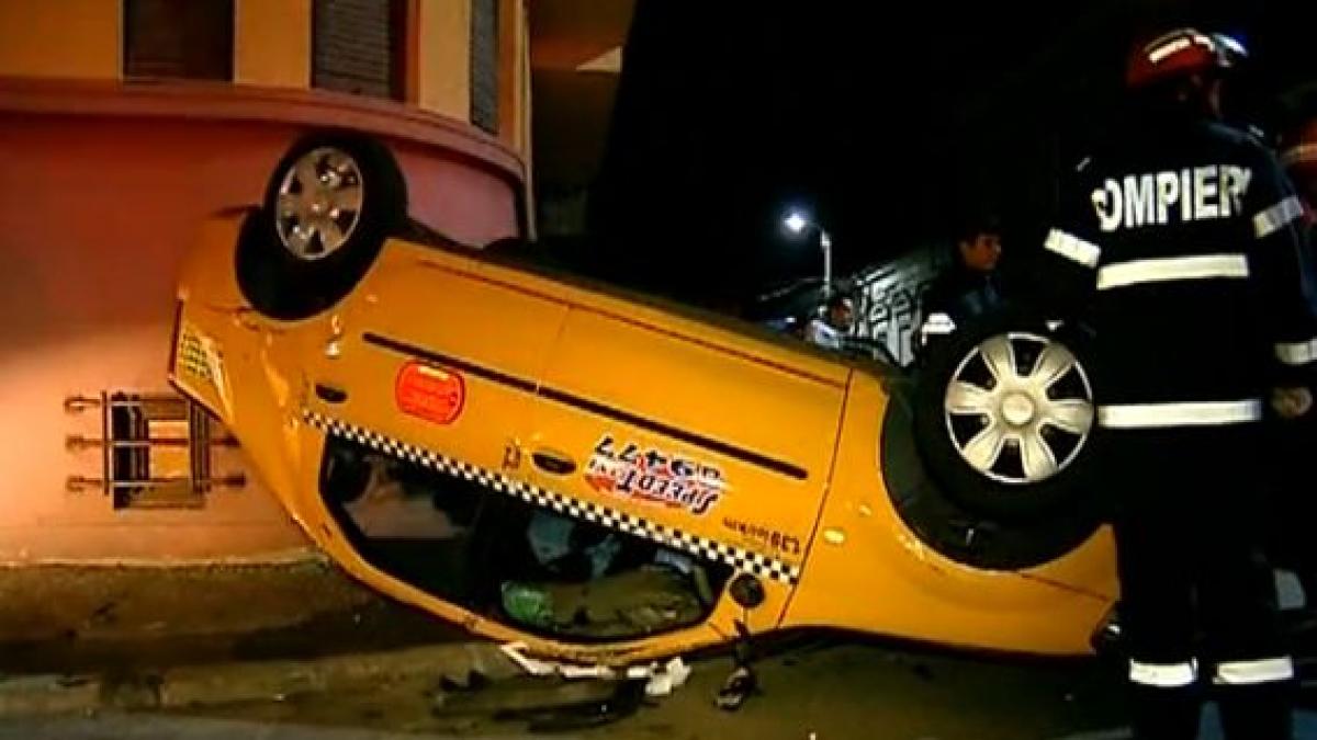 taxi rasturnat in bucuresti dupa ce a fost lovit in plin de un alt taximetrist