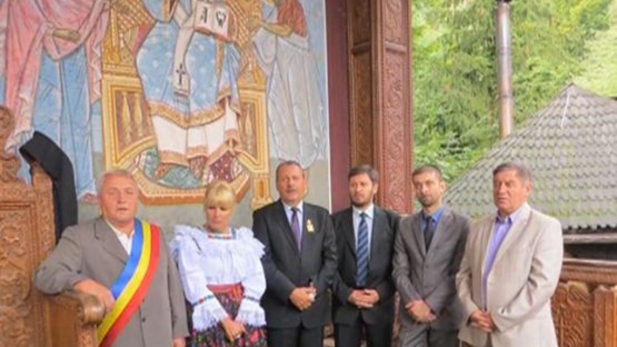 elena udrea intre preoti deputata pdl a postat pe facebook fotografii in care apare sarutand icoane