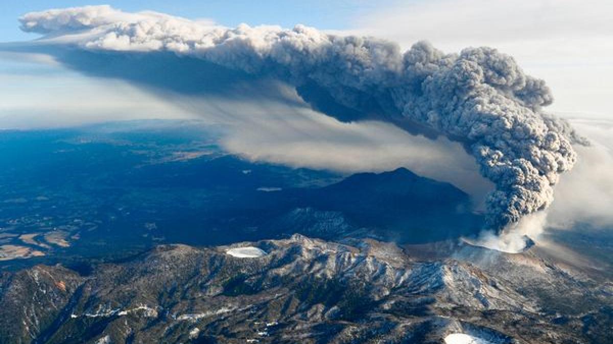 alarma dupa eruptia acestui vulcan norul de cenusa s a ridicat la 5 000 in aer