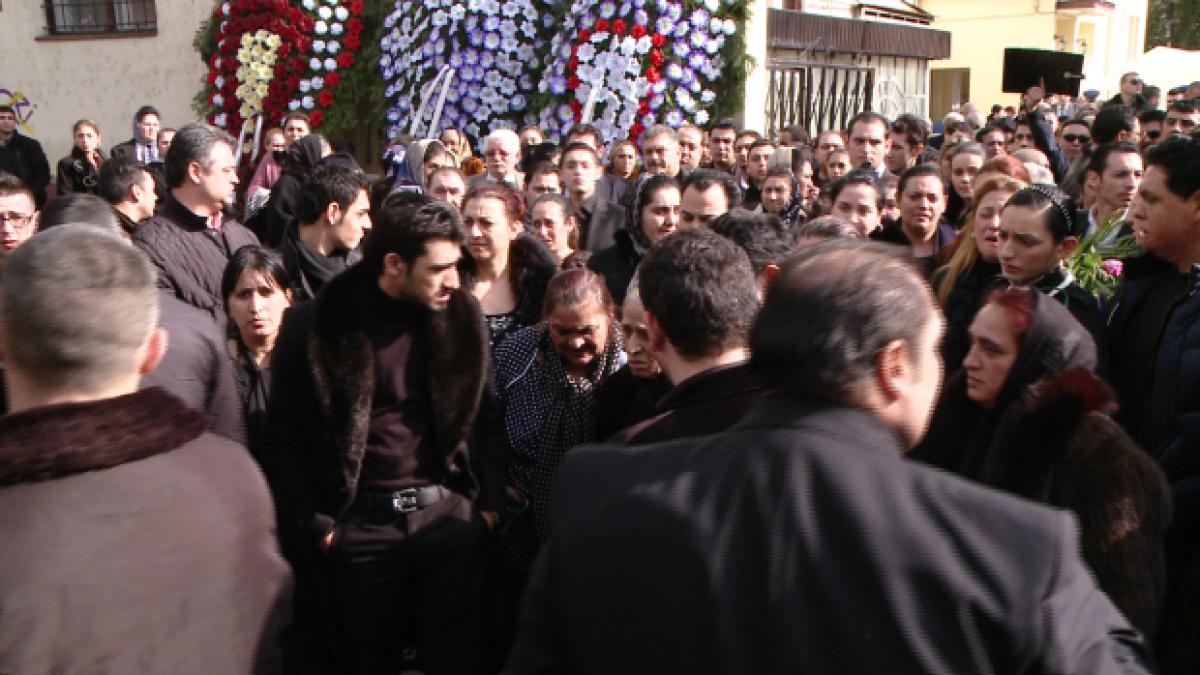 il rugam pe domnul ponta sa se gandeasca cand a plecat de la tg jiu deputat noi l am salvat romii