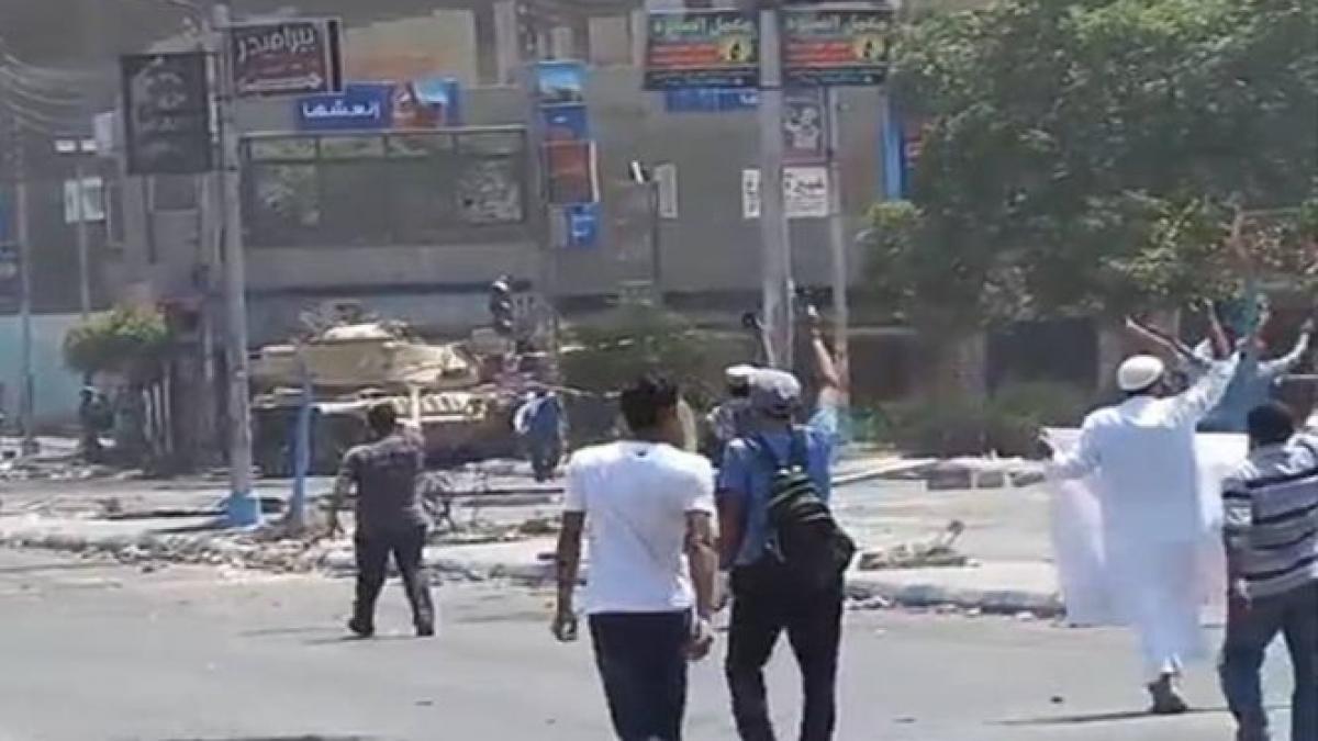 imagini socante un protestar egiptean cade secerat de gloante