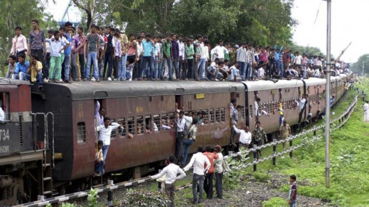 india cel putin 35 de pelerini hindusi au murit loviti de tren in timp ce traversau liniile ferate