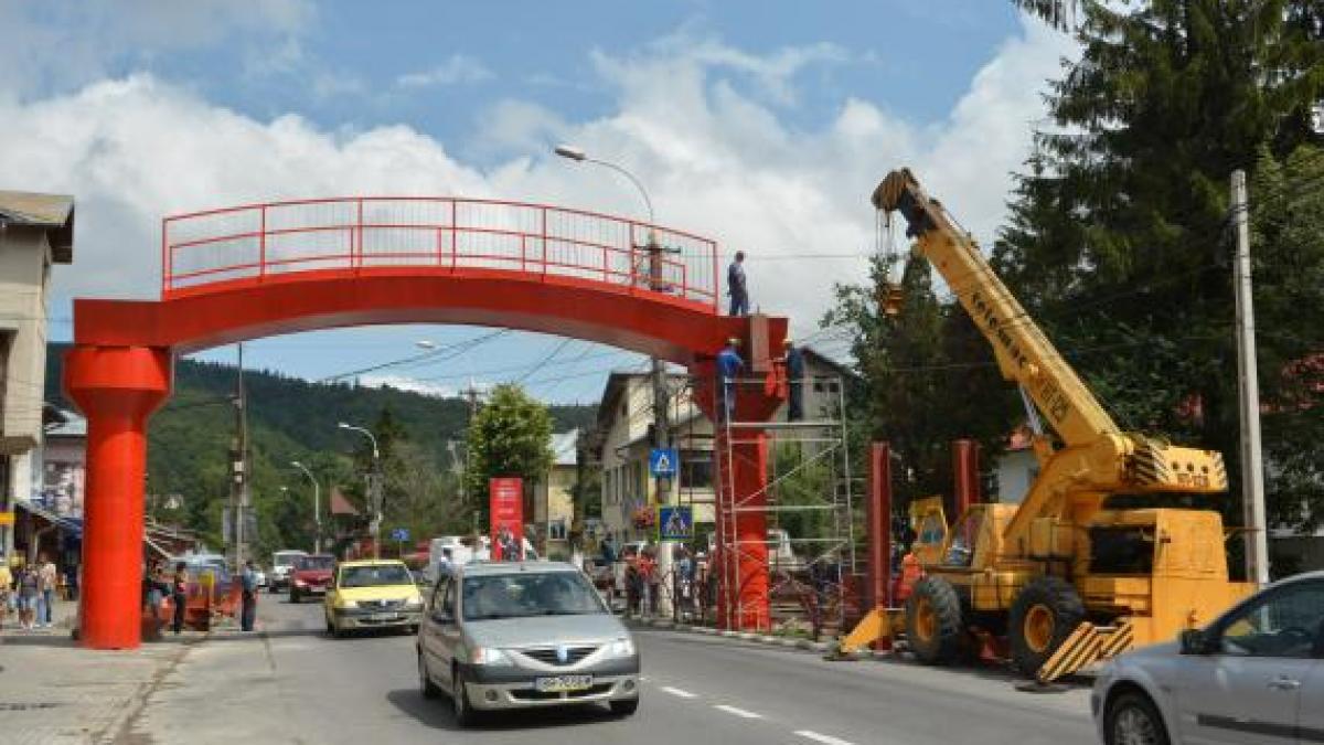 pasarelele de pe dn1 au o mare problema nimeni nu s a gandit la asta cand au fost ridicate