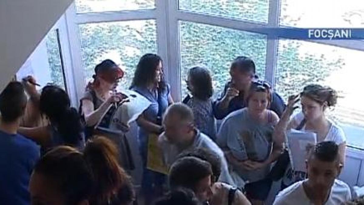zeci de oameni din focsani stau zilnic la coada pentru a si face un buletin