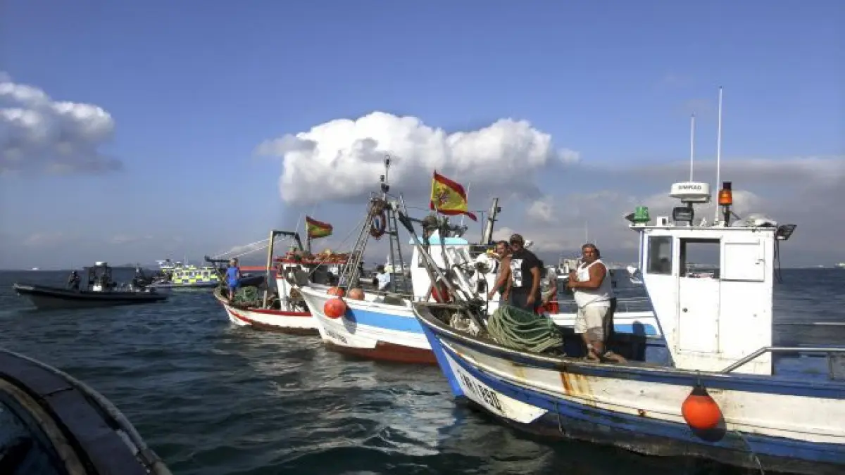 zeci de pescari spanioli au protestat in apele din jurul gibraltarului