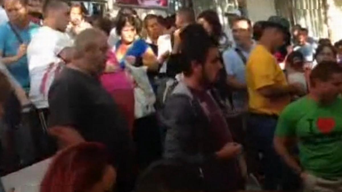 oameni lesinati la coada pentru buletine primaria spune ca nu are suficient personal