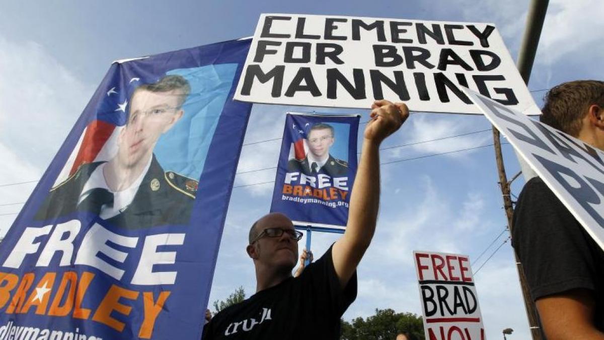 avocatii lui bradley manning ii cer presedintelui obama gratierea cartitei wikileaks