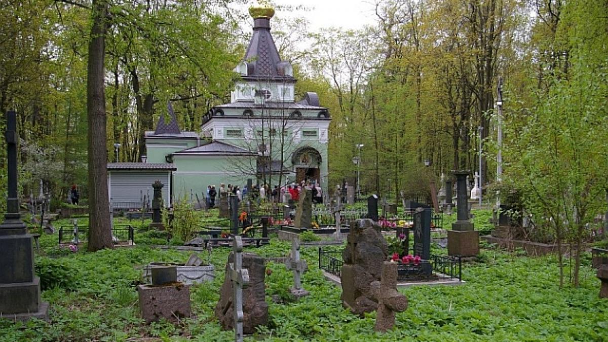 nimeni nu se astepta sa gaseasca asta printre crucile din cimitir e insemnul masonilor