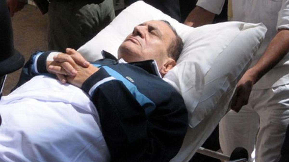 hosni mubarak a fost luat cu elicopterul din penitenciar si mutat intr un spital militar