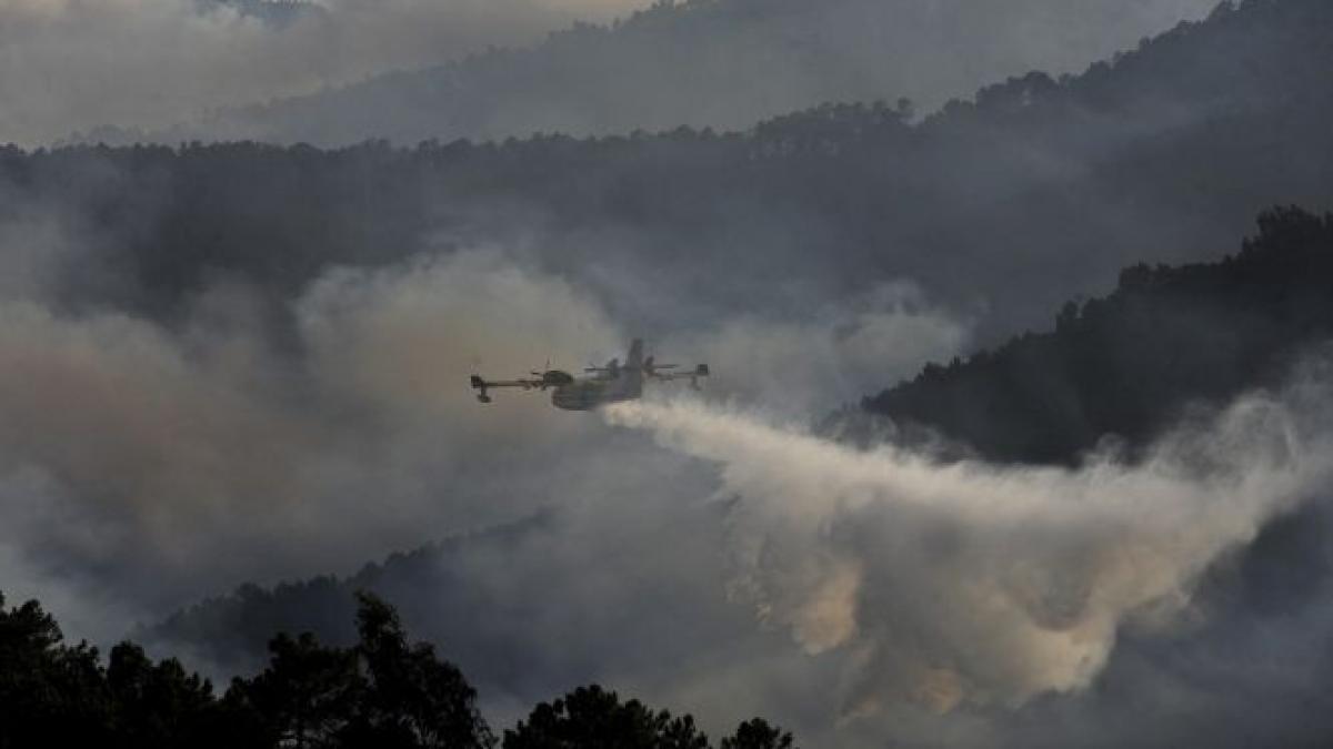 300 de persoane au fost evacuate din cauza unui puternic incendiu de vegetatie la granita dintre