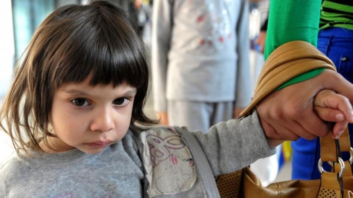 raport aproximativ 20 000 de romi traiesc in suburbiile sarace sau pe strazile din franta