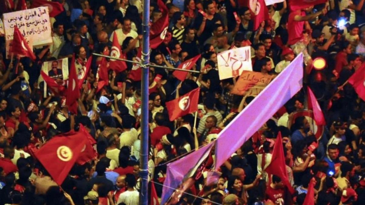 mii de tunisieni au iesit pe strazi trebuie sa inlaturam acest guvern al rusinii