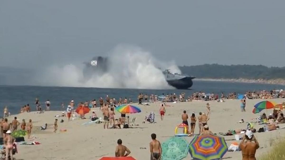 turistii care faceau plaja pe litoral au incremenit cand au vazut ce se apropie de tarm care e