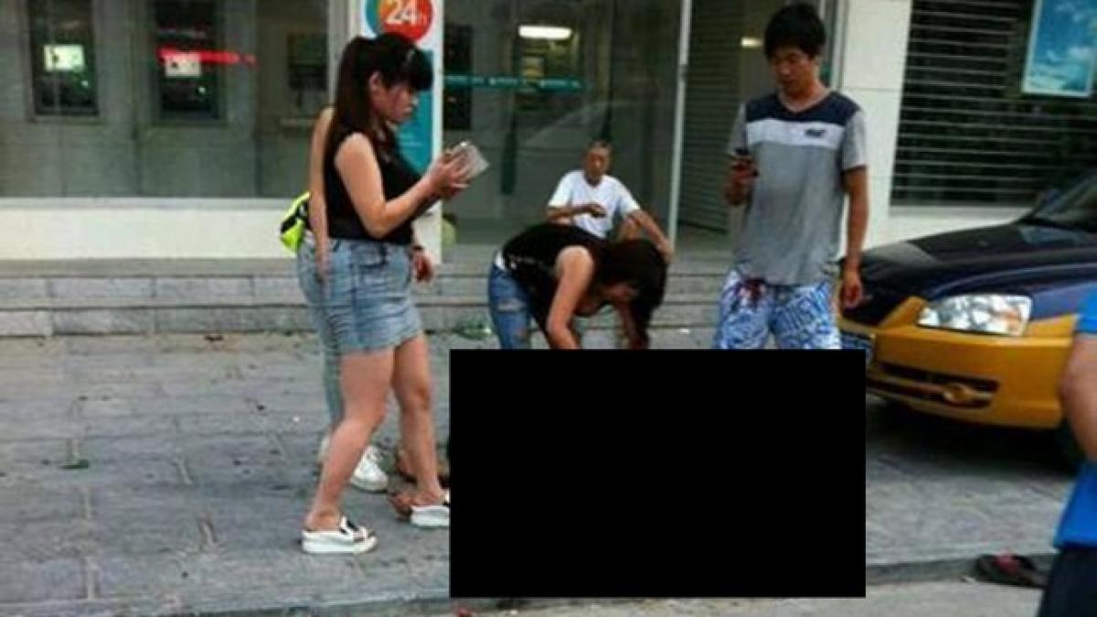 au facut o in mijlocul strazii si nimeni nu i a putut opri trecatorii au inceput sa ii filmeze pana