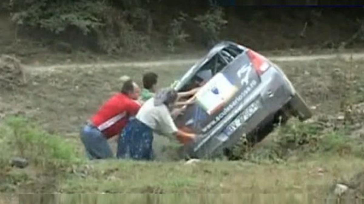 o batrana a ajutat un echipaj de raliu rasturnat in sant