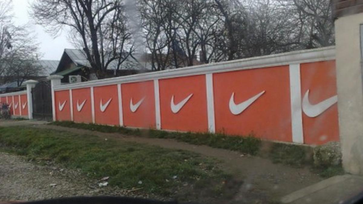 imaginea pe care o vezi numai la noi in tara romanii au ajuns sa puna firma si pe garduri sau