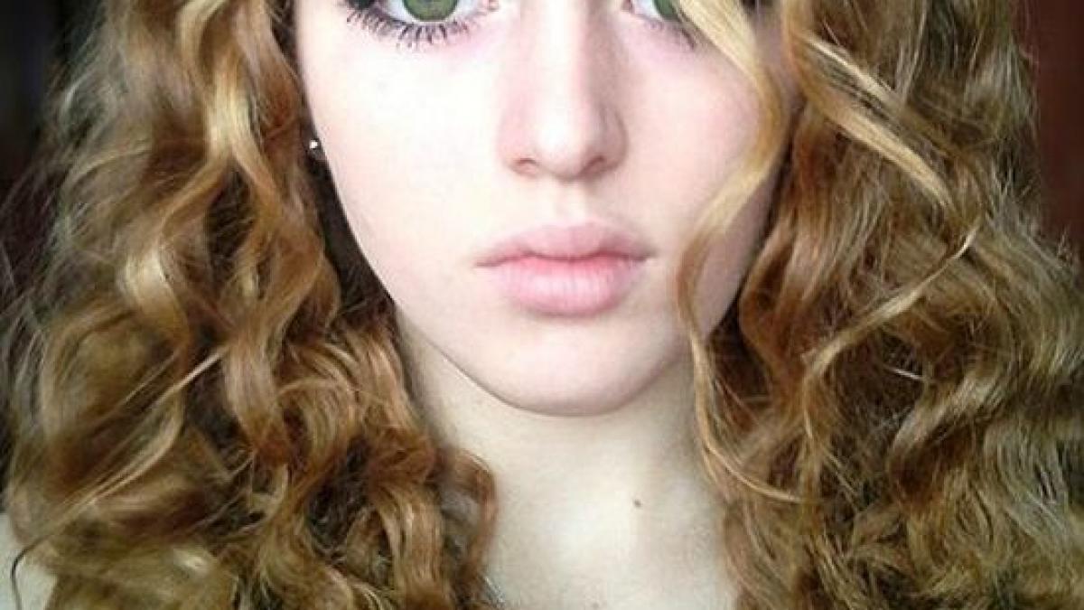 are chipul unei papusi de portelan dar de la gat in jos pare un alt om cum arata fata pe care n ai