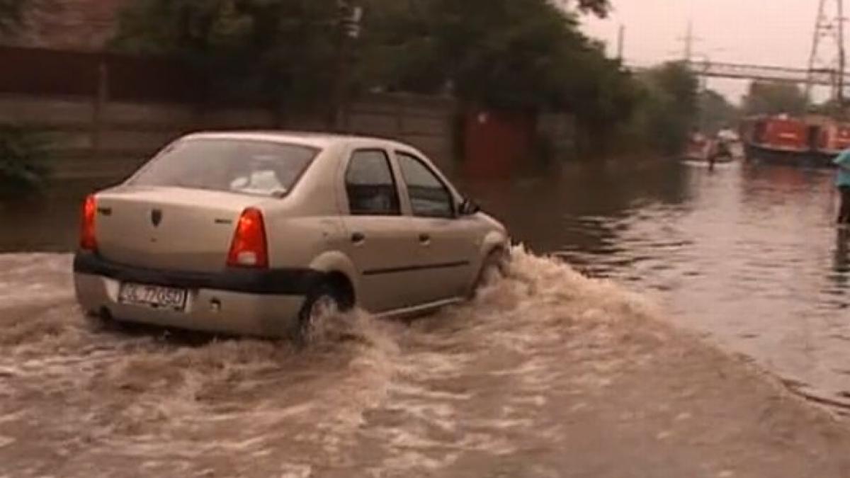 un cartier din galati sub ape pompierii au ajuns la casele oamenilor cu barcile