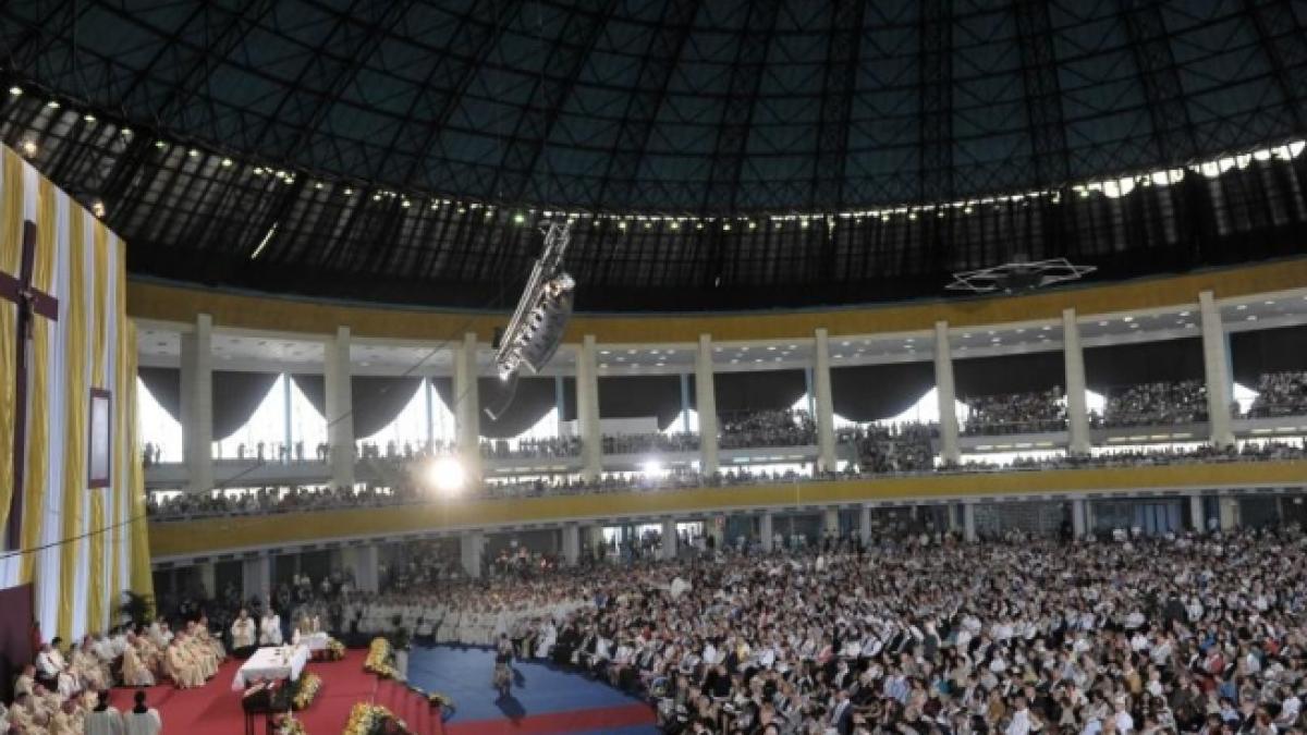 peste 8 000 de oameni au participat la ceremonia de beatificare a monseniorului vladimir ghika