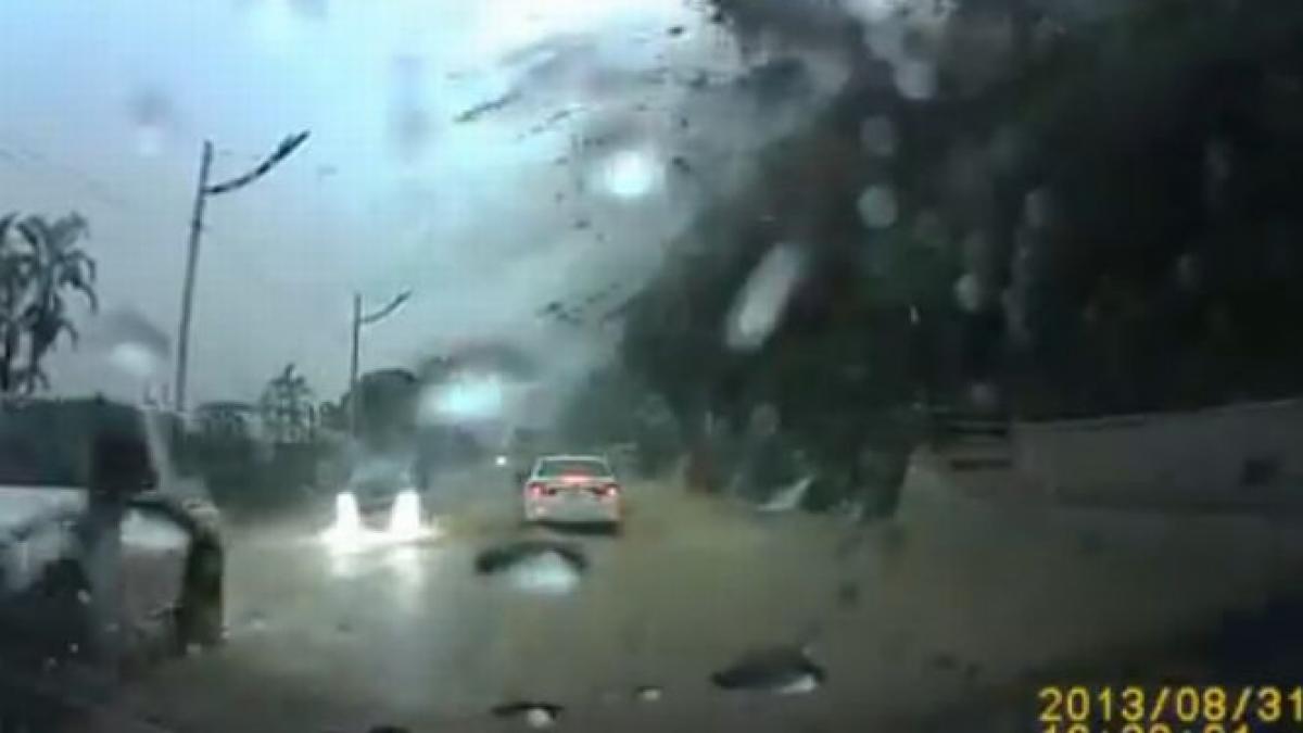 imagini terifiante o bucata imensa de stanca la un pas sa striveasca o masina