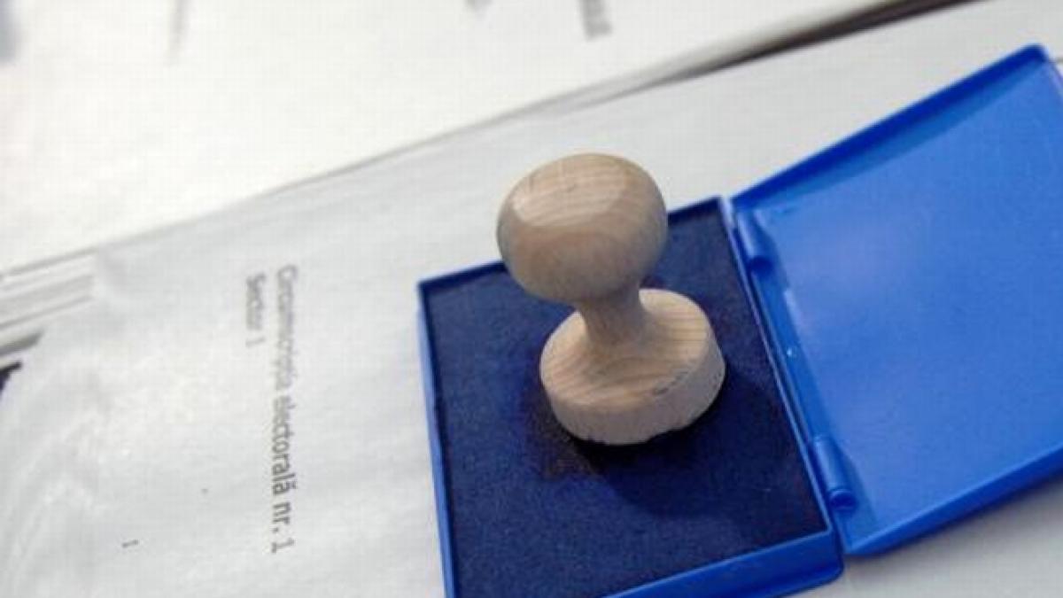 sondaj cati romani considera ca functioneaza bine coabitarea si cati romani ar mai iesi la vot daca