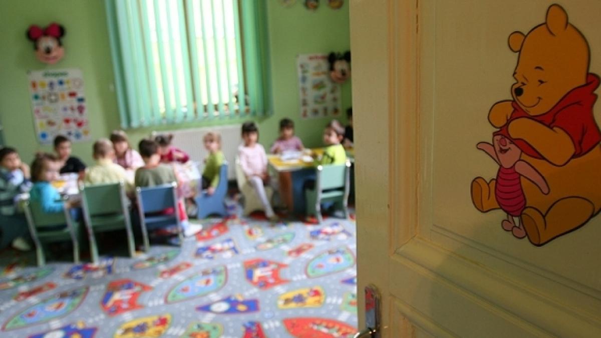 la gradinita in sediul politiei zeci de copii dintr o comuna ieseana vor fi inghesuiti intr o