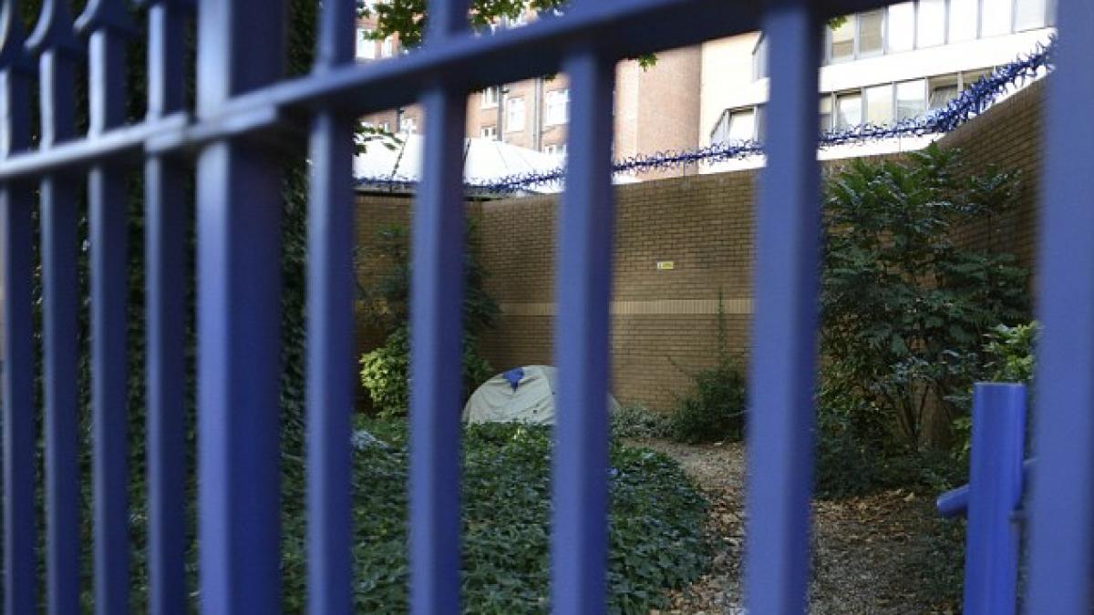 vrea sa fie bine pazit un rom din romania si a instalat cortul langa sediul unei sectii de politie