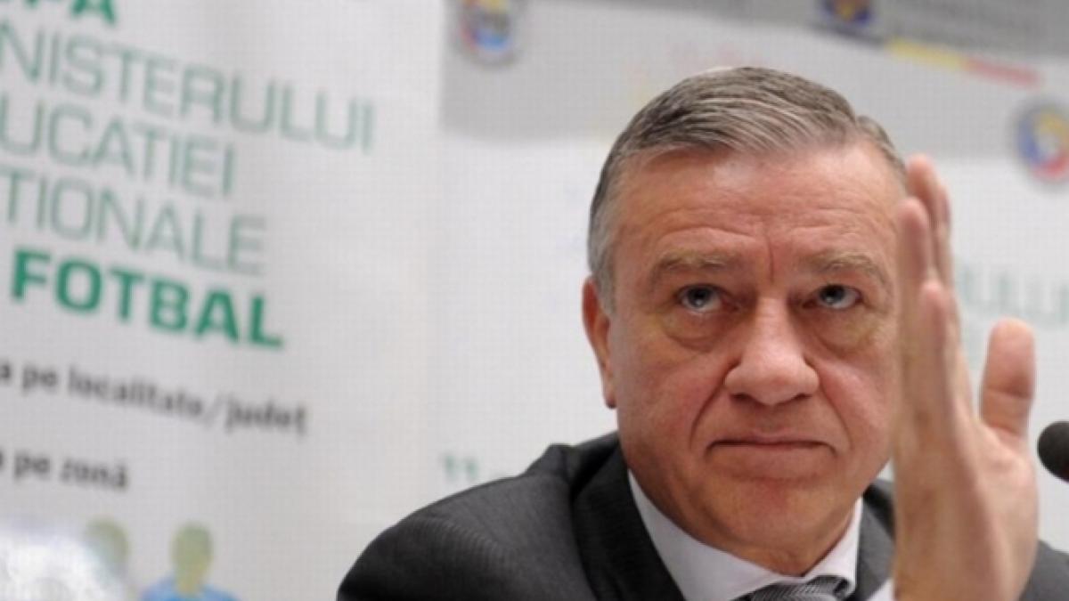 mircea sandu isi cere scuze dupa ce a vrut sa mangaie familia copilului ucis de caini cu bilete la