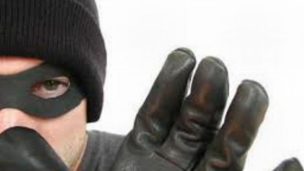 doi bucuresteni atacati in scara blocului atacatorii au fugit cu 7 000 de euro