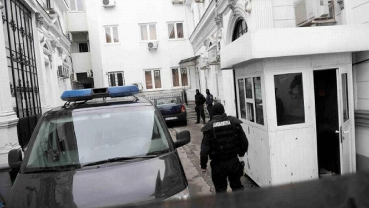 membri ai clanului duduianu caran si rinu trimisi in judecata pentru camatarie santaj si talharie