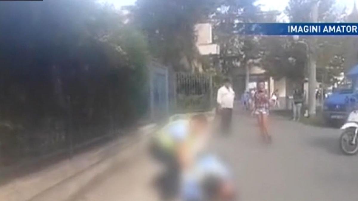 s a batut parte n parte cu politistii care i au oprit sotia in trafic martorii au filmat incidentul