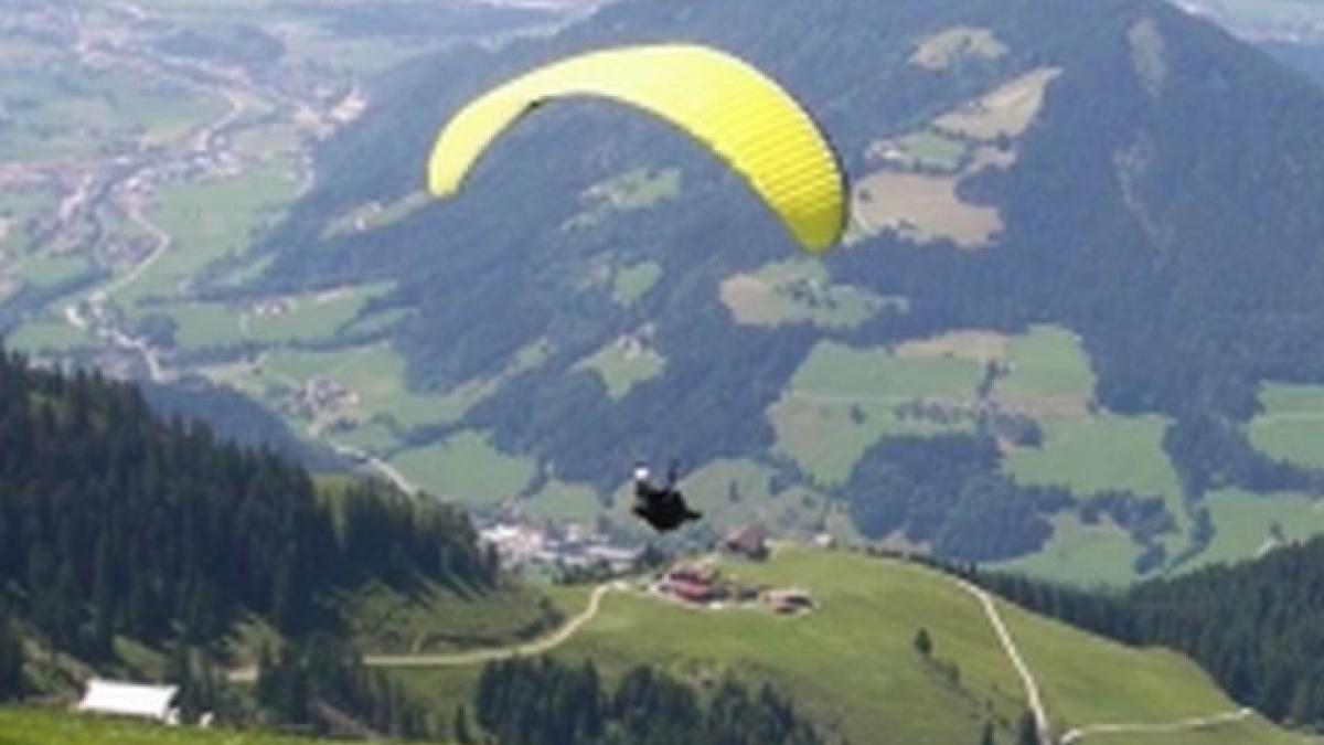 un tanar a fost ranit grav dupa ce s a prabusit cu parapanta in muntii calimani