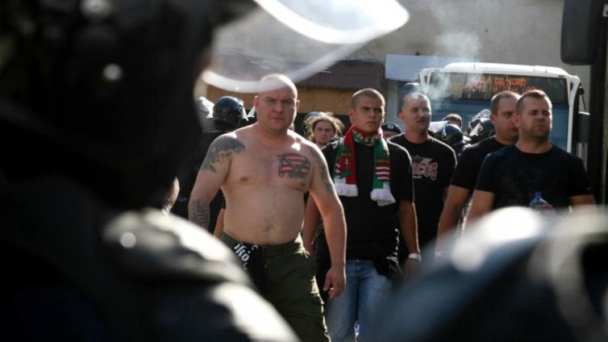 bilantul incidentelor de vineri doi jandarmi raniti si 16 fani unguri interzisi un an pe stadioane