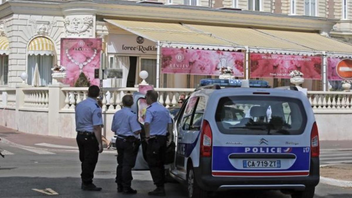 bijuterii in valoare de doua milioane de euro au fost furate intr un jaf din centrul parisului