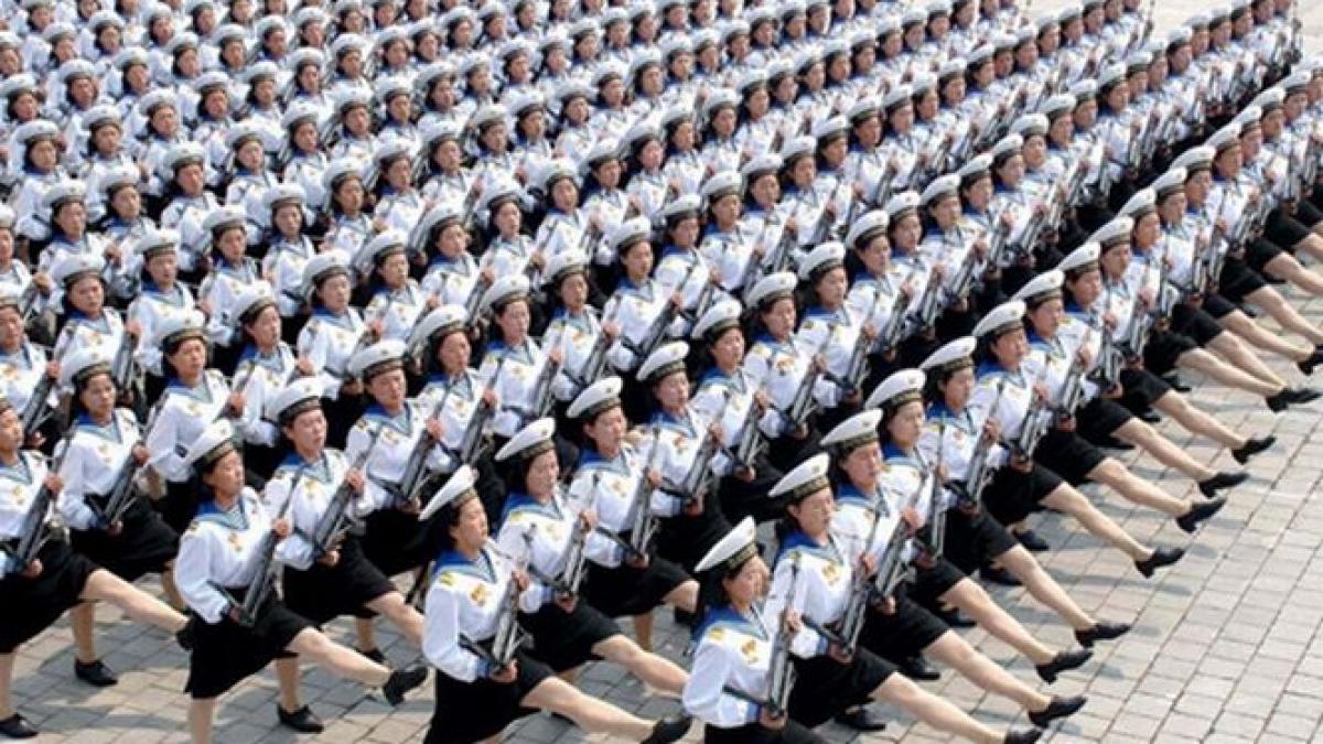 Paradă militară gigant în Coreea de Nord, sub privirea lui Kim Jong-un