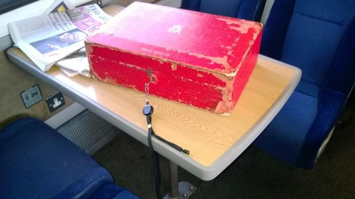 cutia in care sunt pastrate documentele secrete ale guvernului britanic lasata in tren