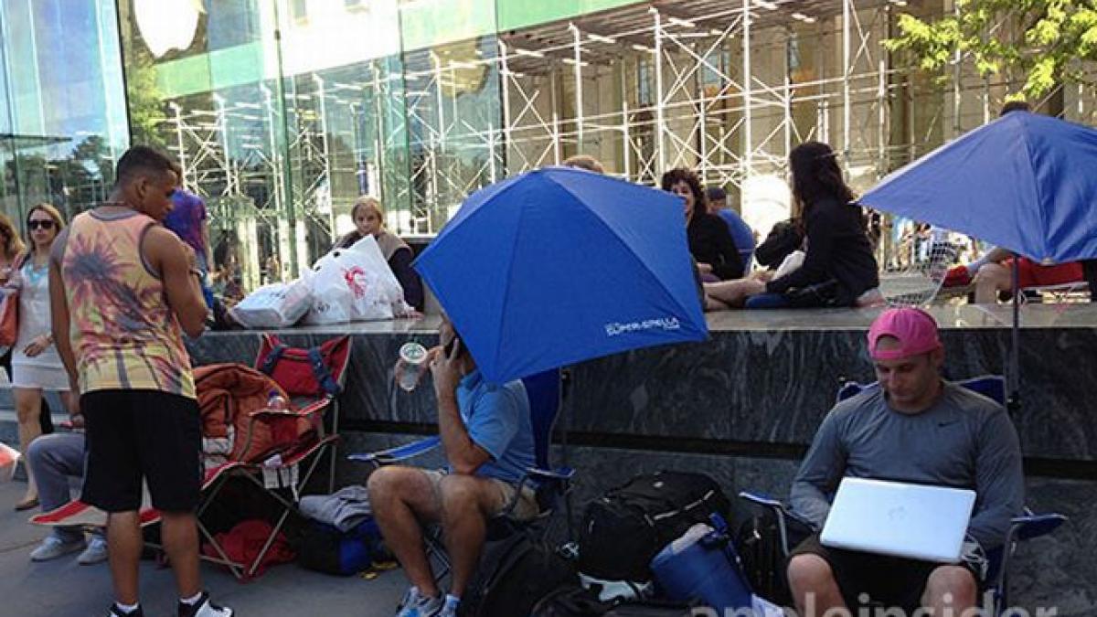 oamenii au inceput sa formeze cozi in fata magazinelor apple in asteptarea noului iphone 5s