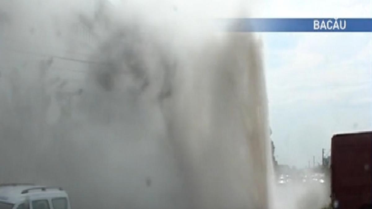 arteziana din asfalt o strada din bacau a fost inundata cu apa fierbinte dupa ce o conducta veche a