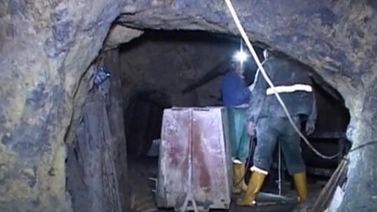 peste 20 de mineri blocati in subteran de 24 de ore protesteaza pentru demararea proiectului rosia