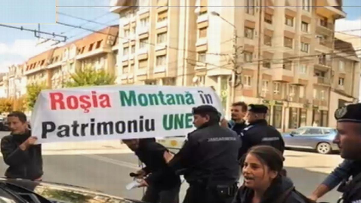 atac cu rosii la rosia montana ministrul culturii asaltat de protestatari