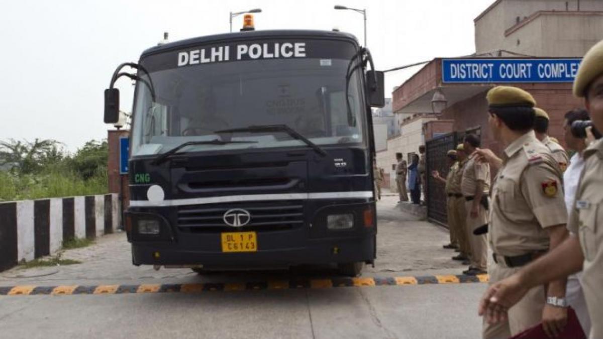 cei patru barbati acuzati ca au violat in grup o studenta la new delhi au fost condamnati la moarte