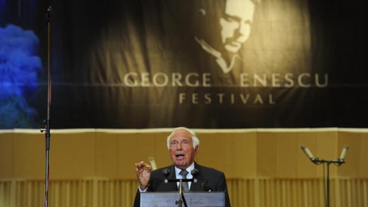 ioan holender isi pastreaza functia de director al festivalului george enescu