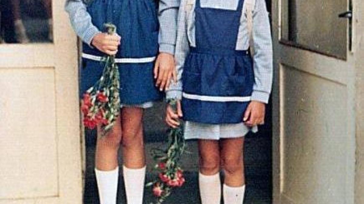 acum sunt foarte cunoscute in romania asa aratau in prima zi de scoala le recunosti