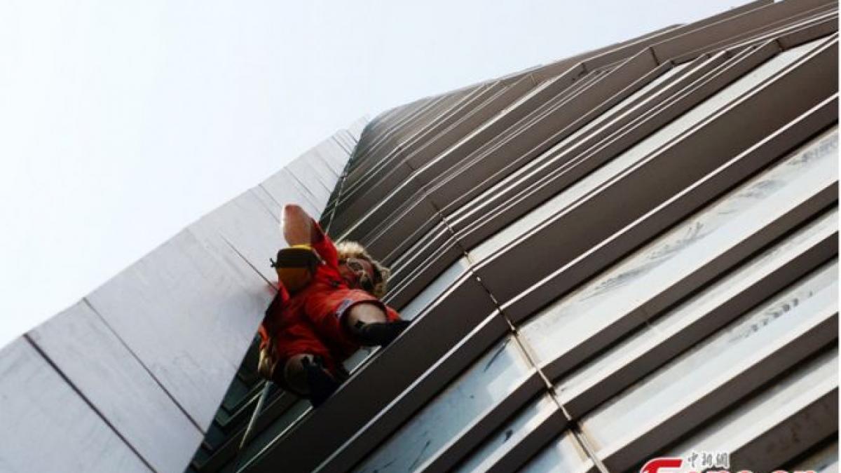 omul care sfideaza moartea s a catarat cu mainile goale pe o cladire de peste 260 de metri
