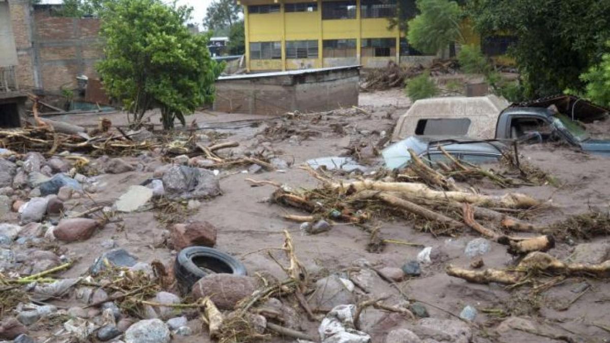inundatii istorice in mexic un uragan si o furtuna tropicala au lovit simultan tara