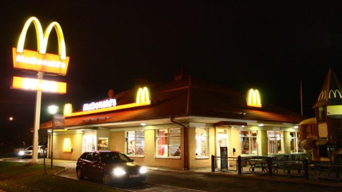 toate restaurantele mcdonald s din polonia au fost evacuate