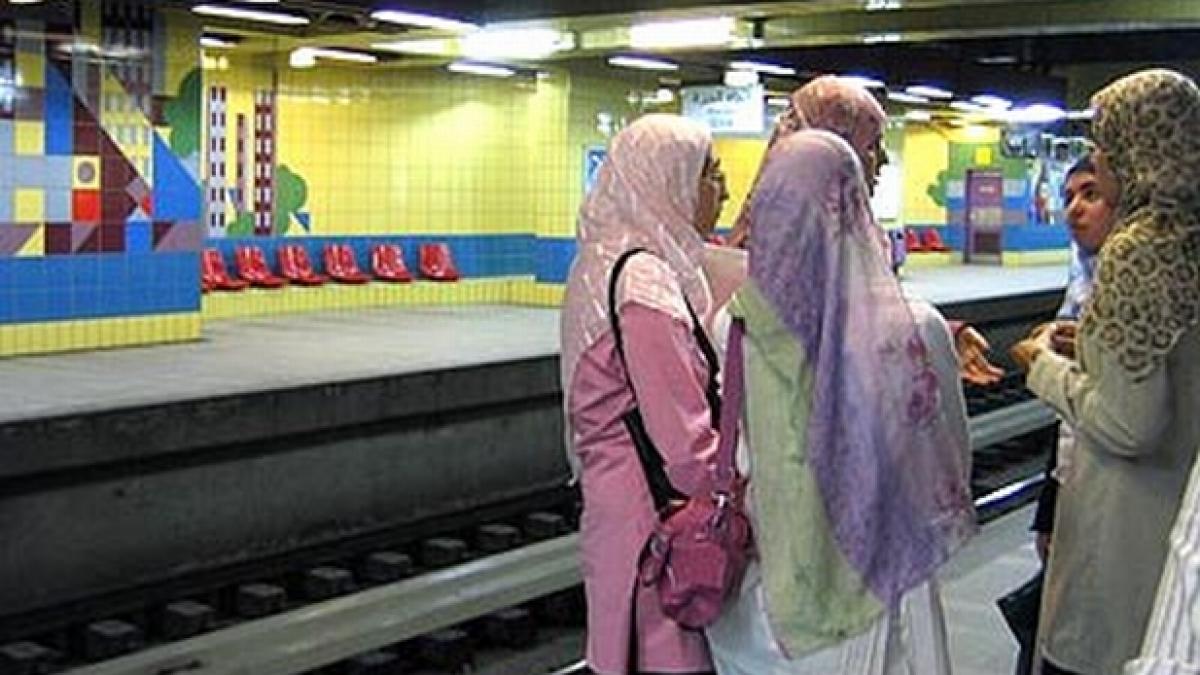 circulatia metroului din cairo a fost suspendata doua bombe au fost gasite pe sine